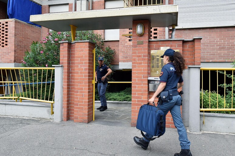 Uccide la moglie e si consegna alla polizia a Torino - RIPRODUZIONE RISERVATA