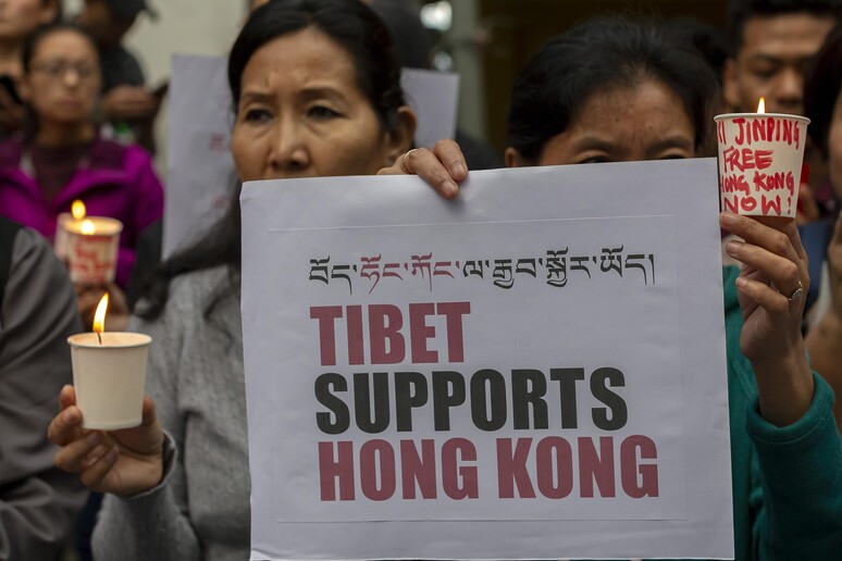 Hong Kong: media Cina,svolta pacifica dopo truppe al confine © ANSA/AP