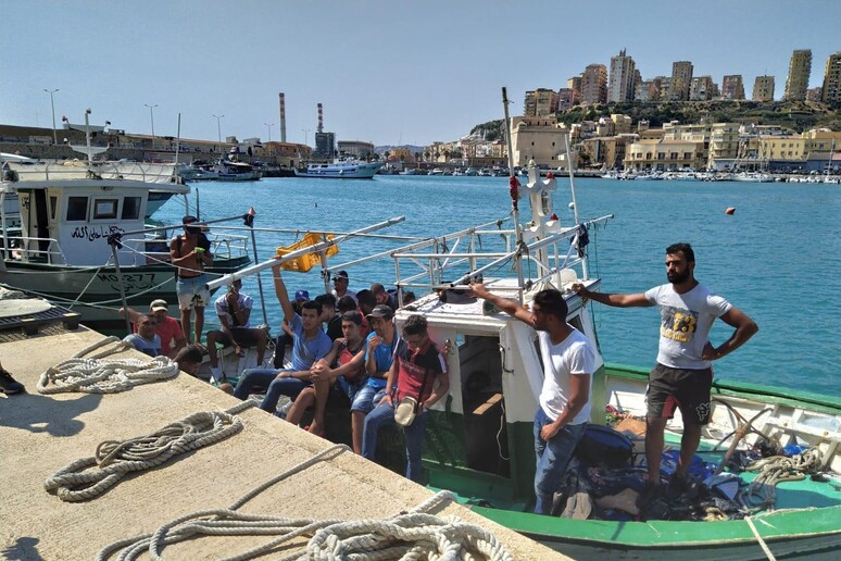 Migranti: tunisini su barca fermati in mare Porto Empedocle - RIPRODUZIONE RISERVATA