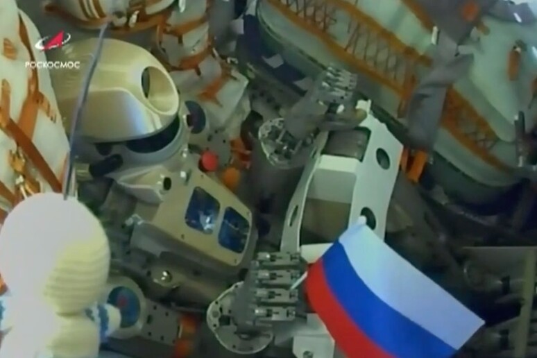 Il cosmonauta robot Fyodor al posto di comando all’interno della navetta russa Soyuz. (fonte: NASA TV/Roscosmos) - RIPRODUZIONE RISERVATA