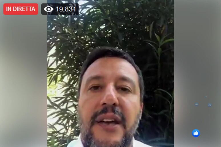 Salvini in un fermo immagine dalla sua diretta Facebook - RIPRODUZIONE RISERVATA