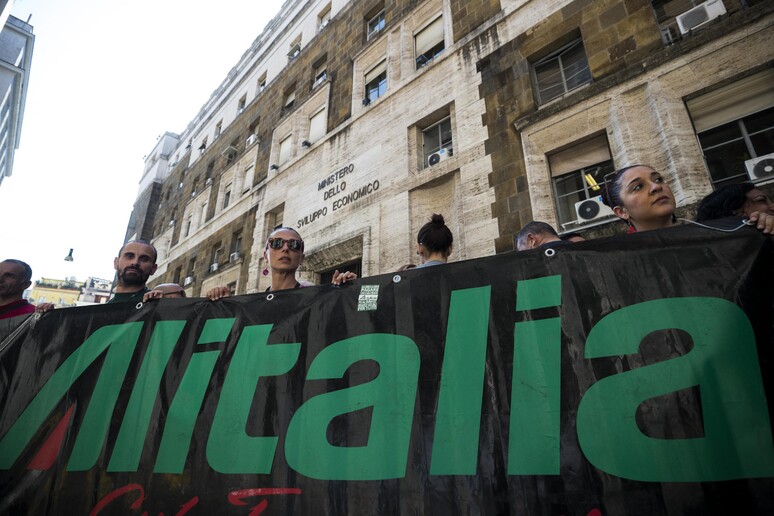 La protesta di alcuni lavoratori Alitalia - RIPRODUZIONE RISERVATA