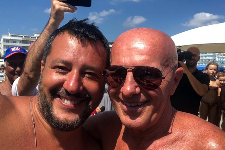 Per Salvini selfie in spiaggia con Arrigo Sacchi,  'numero 1 ' - RIPRODUZIONE RISERVATA