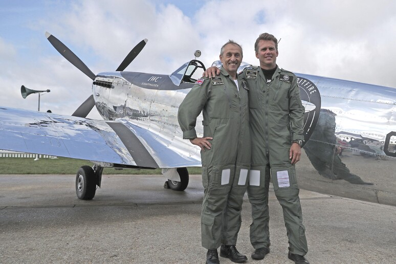 I piloti Matt Jones (destra) e Steve Boultbee Brooks con il loro appena restaurato MK IX Spitfire all 'Aerodromo di Goodwood, in Inghilterra. © ANSA/AP