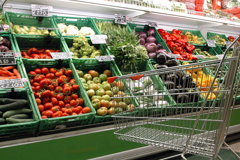 Un supermercato (immagine d 'archivio) - RIPRODUZIONE RISERVATA
