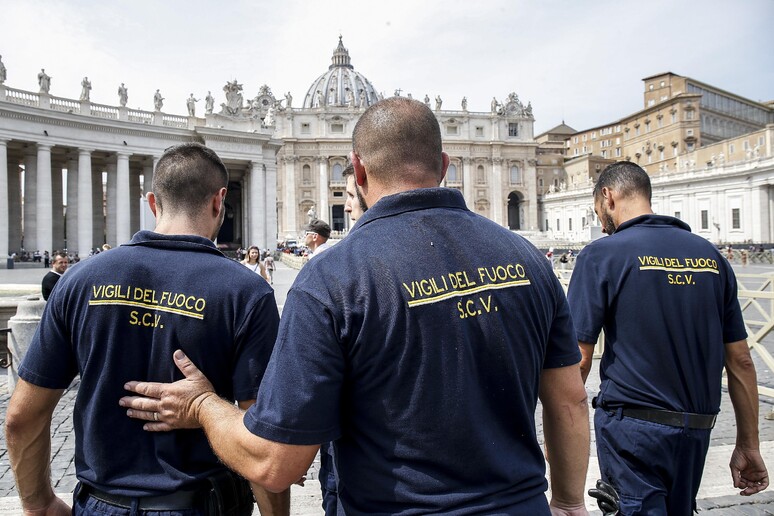 Vatican firefigther - RIPRODUZIONE RISERVATA