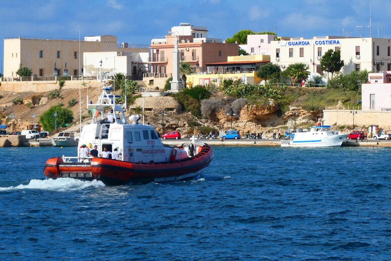 Motovedetta della Guardia Costiera che ha portato in porto i 31 migranti della Mare Jonio a Lampedusa (archivio) - RIPRODUZIONE RISERVATA