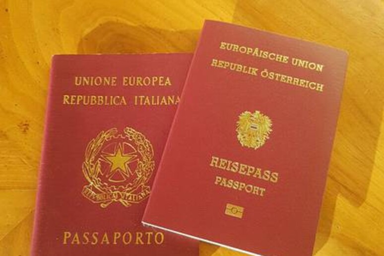 Doppio passaporto (archivio) - RIPRODUZIONE RISERVATA