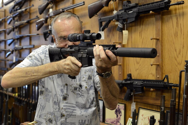 Usa: Colt sospende produzione fucili AR-15 per civili © ANSA/EPA