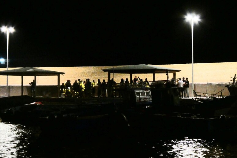 Migranti: nuovi sbarchi a Lampedusa (foto d 'archivio) - RIPRODUZIONE RISERVATA