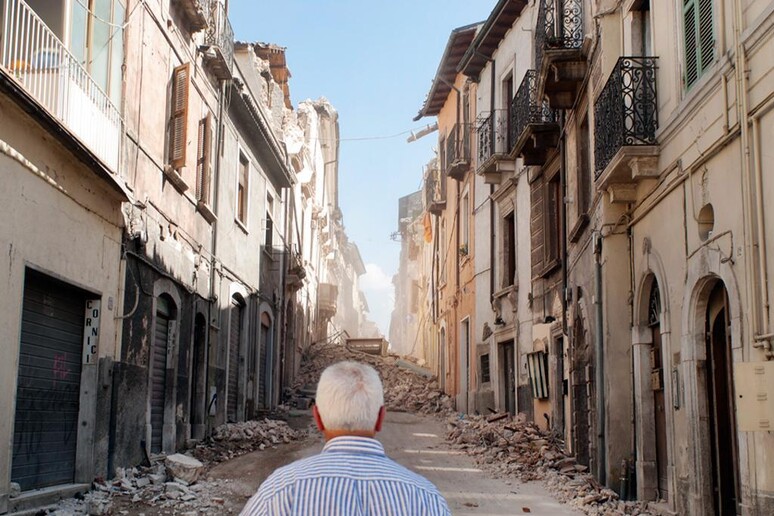 In via Roma, il giorno dopo il terremoto a L 'Aquila. Rocco Rorandelli - Terraproject - RIPRODUZIONE RISERVATA