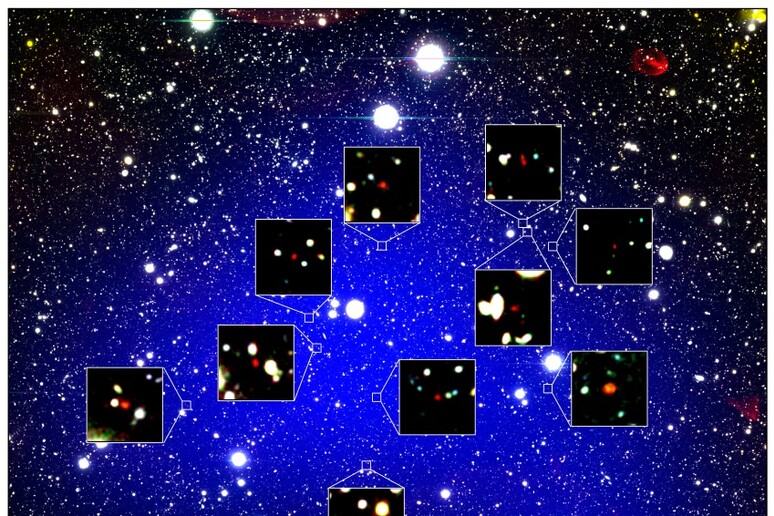 In rosso le 12 galassie del più antico ammasso mai visto, la cui estensione è evidenziata in blu (fonte: NAOJ/Harikane et al.) - RIPRODUZIONE RISERVATA