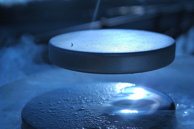 Le levitazione tipica dei materiali superconduttori (fonte: Julien Bobroff (Jubobroff), Frederic Bouquet (Fbouquet), LPS, Orsay, France) - RIPRODUZIONE RISERVATA