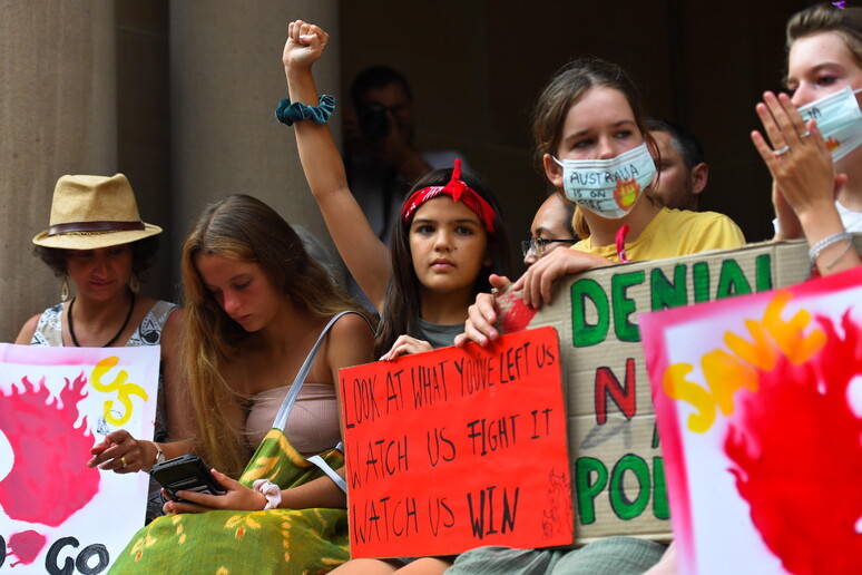 Ragazzi durante una manifestazione a Sidney © ANSA/EPA