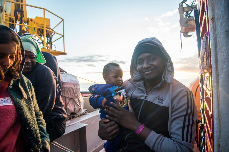 Migranti a bordo della nave Sea Watch 3. Foto da Sea Watch - RIPRODUZIONE RISERVATA
