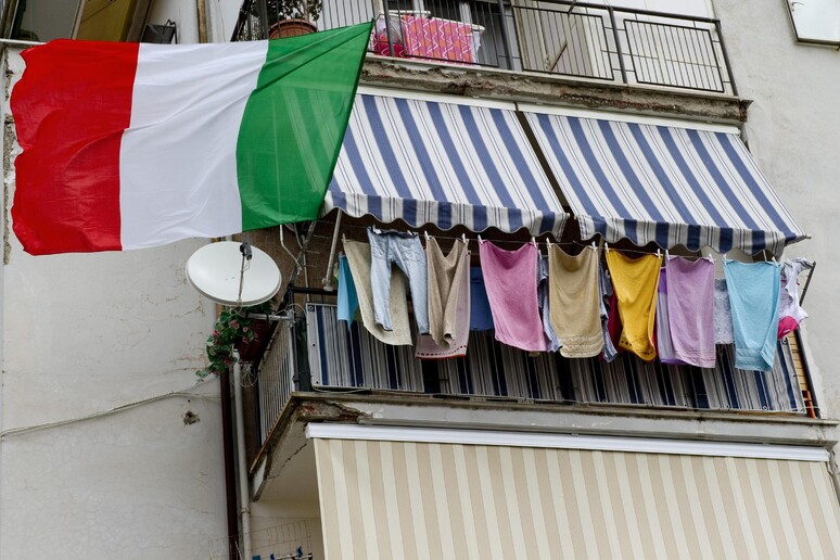 Un balcone di Napoli - RIPRODUZIONE RISERVATA