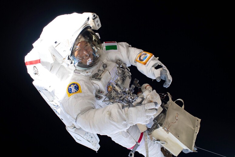L 'astronauta Luca Parmitano nell 'ultima passeggiata spaziale della missione Beyond (fonte: ESA/NASA) - RIPRODUZIONE RISERVATA