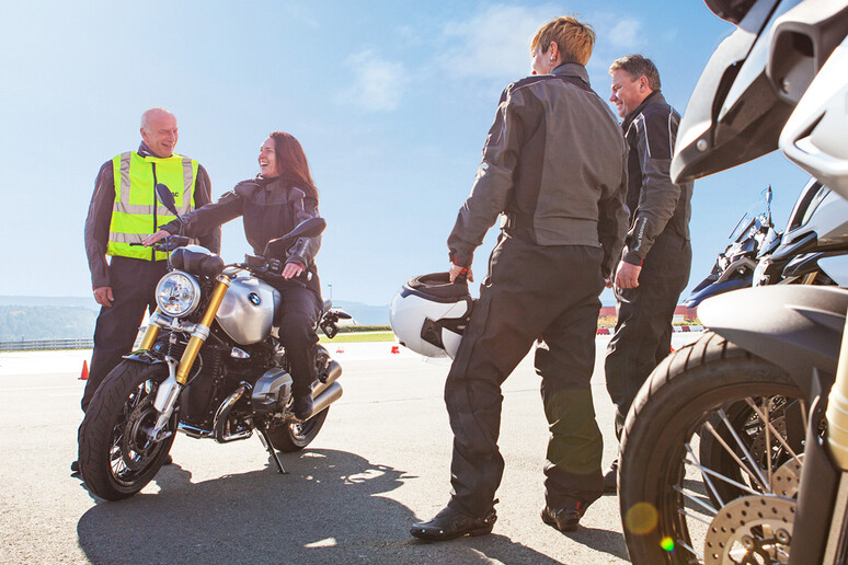 CdS, serve una modifica su numero minimo lezioni guida moto © ANSA/Bmw Motorrad