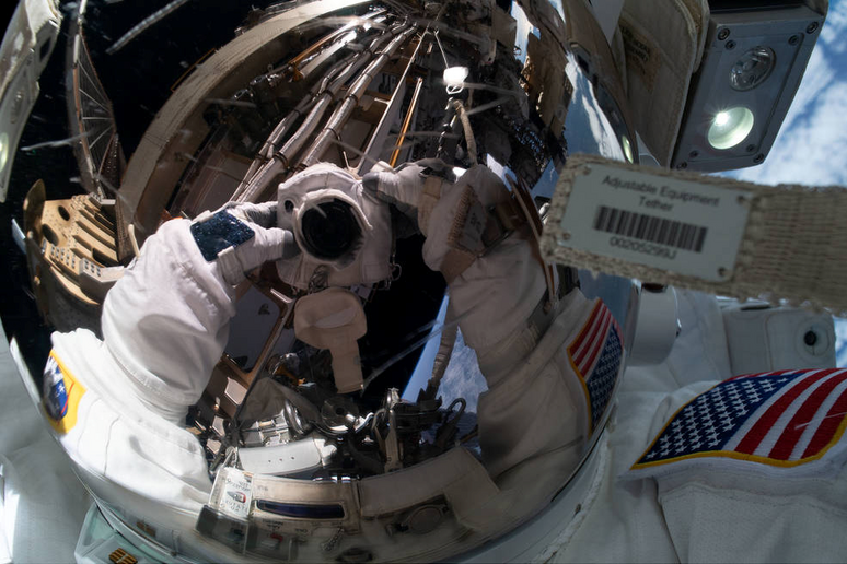 Un selfie dell 'astronauta Jessica Meir durante la celebre passeggiata spaziale con Christina Koch (fonte: NASA) - RIPRODUZIONE RISERVATA