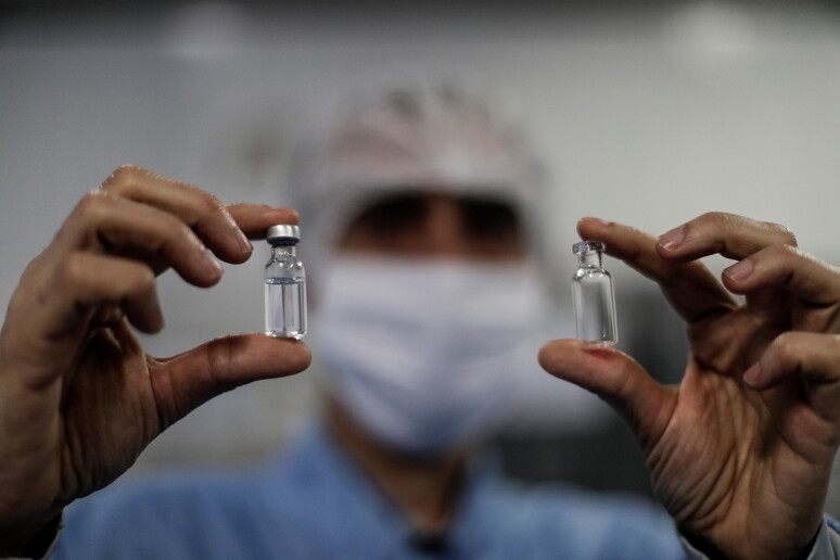 Una fiala di un vaccino anti-Covid in corso di sperimentazione © ANSA/EPA