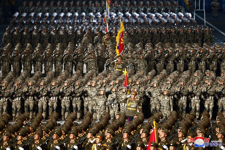 Militari nordcoreani durante una parata © ANSA/EPA
