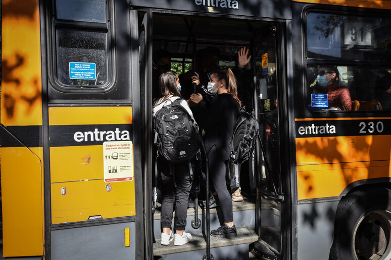 Studenti alle fermate del bus a Milano - RIPRODUZIONE RISERVATA
