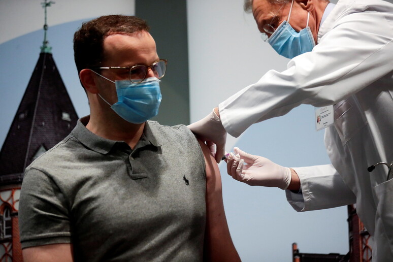 German Health Minister Spahn receives an influenza injection at Charite in Berlin © ANSA/EPA
