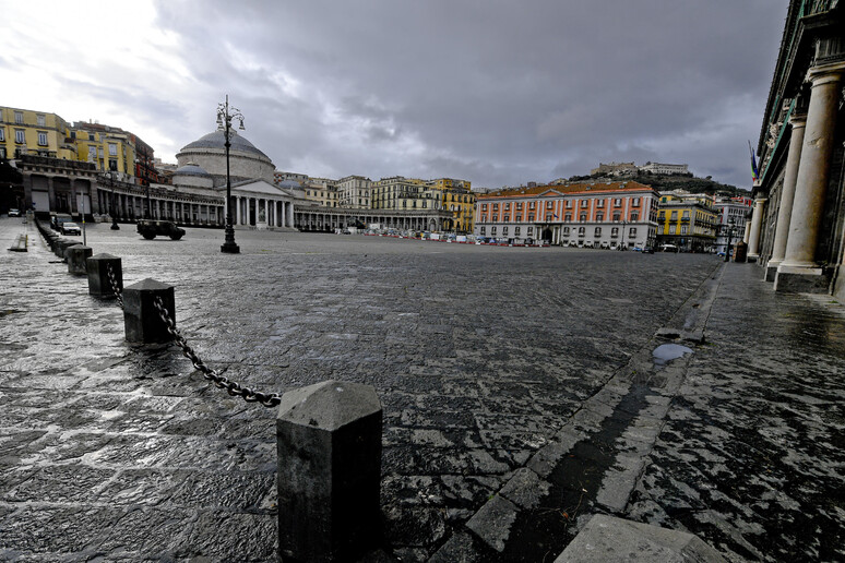 Piazza del Plebiscito a Napoli durante il lockdown (Foto d 'archivio) - RIPRODUZIONE RISERVATA