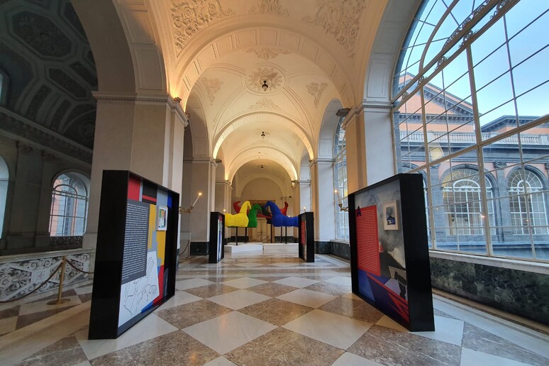 Alcune opere dell 'esposizione "Gli eroi del quotidiano", allestita nel Palazzo Reale di Napoli - RIPRODUZIONE RISERVATA