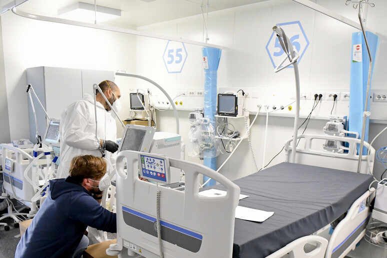 Tecnici ed infermieri allestiscono nuovi posti nei reparti di terapia intensiva dell 'ospedale modulare Covid dell 'Ospedale del Mare a Napoli - RIPRODUZIONE RISERVATA
