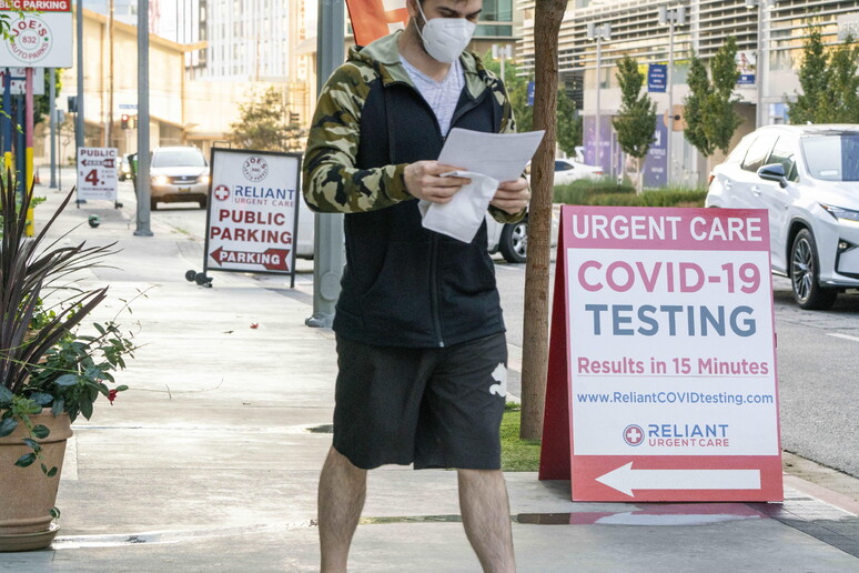 Un uomo davanti ad un COVID-19 testing center a Los Angeles © ANSA/EPA