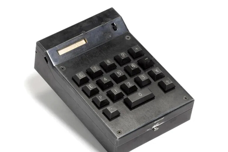 All 'asta la prima calcolatrice portatile (Credit: sito Gizmodo) - RIPRODUZIONE RISERVATA
