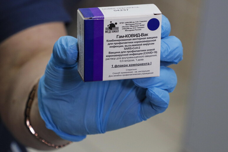 Un operatore sanitario russo mostra un vaccino in sperimentazione contro il COVID-19 © ANSA/EPA