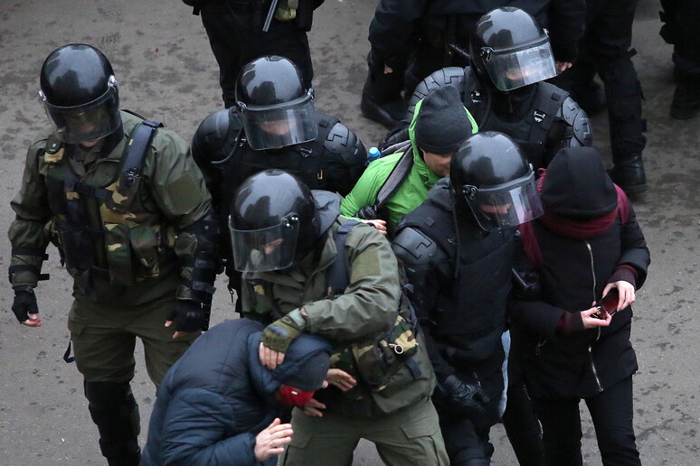 Un momento delle proteste a Minsk © ANSA/EPA