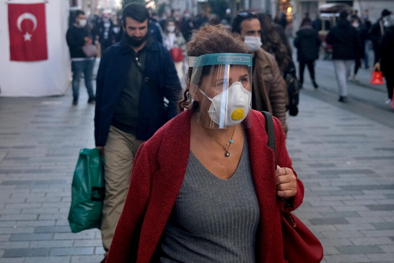 Persone con la mascherina © ANSA/EPA