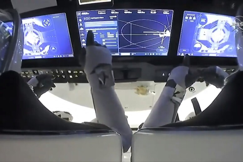 La capsula Crew Dragon nel momento dell 'aggancio al nodo Harmony della Stazione Spaziale (fonte: NASA TV) - RIPRODUZIONE RISERVATA