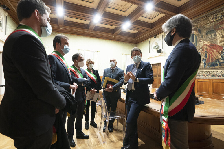 Un momento dell 'incontro dei sindaci con Giuseppe Conte (foto us Palazzo Chigi) - RIPRODUZIONE RISERVATA