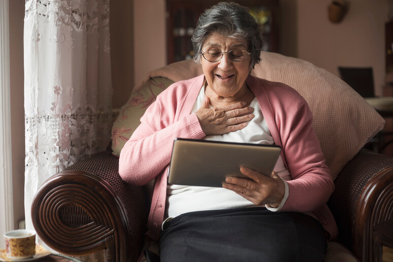 Contro la solitudine aiuta la tecnologia che può mettere tutti in connessione. Secondo lo psicologo Gemignani per gli anziani in questo periodo difficile della pandemia è una vera cura foto iStock. Una persona anziana con il tablet - RIPRODUZIONE RISERVATA