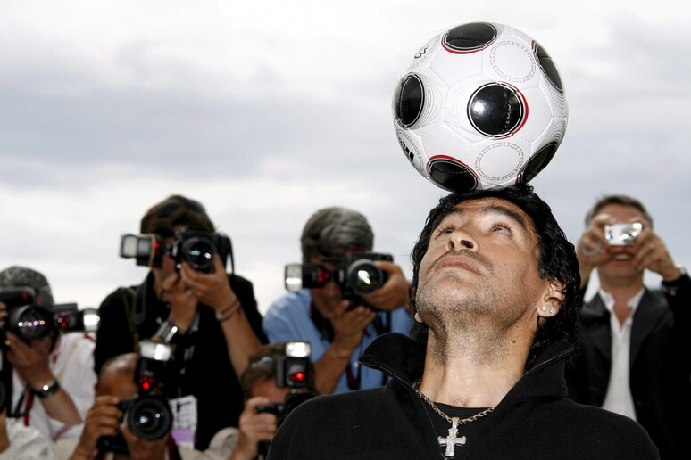 Maradona: L 'Equipe,  'La morte di un dio ' © ANSA/EPA