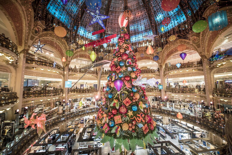Il tradizionale albero di Natale nelle storiche Galeries Lafayette a Parigi © ANSA/EPA