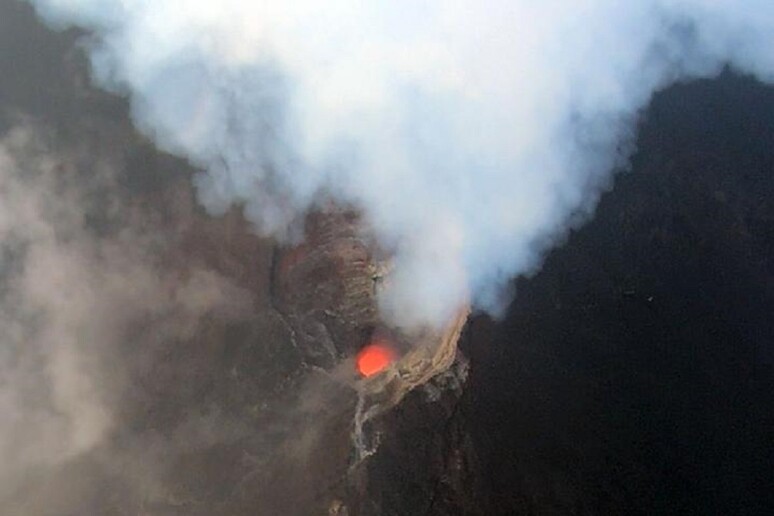 Fotografia aerea di un pennacchio di gas emesso dal vulcano Manam (fonte: Emma Liu/Above) - RIPRODUZIONE RISERVATA