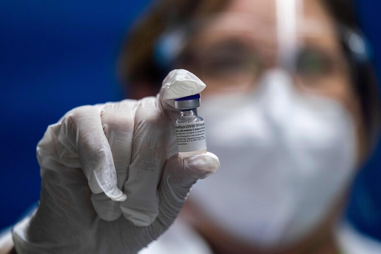 Una fiala del vaccino anti-Covid della Pfizer © ANSA/AFP