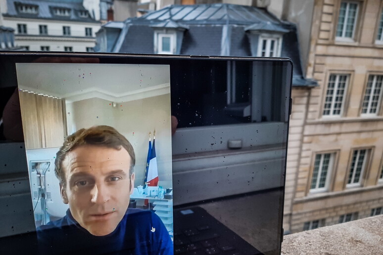Emmanuel Macron parla in TV dall 'isolamento - RIPRODUZIONE RISERVATA
