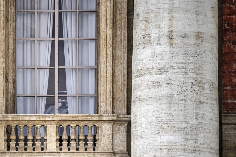 Suore guardano dalla finestra della Loggia centrale di San Pietro - RIPRODUZIONE RISERVATA