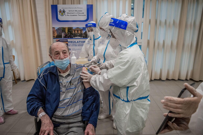 Le vaccinazioni al Pio Albergo Trivulzio © ANSA/EPA