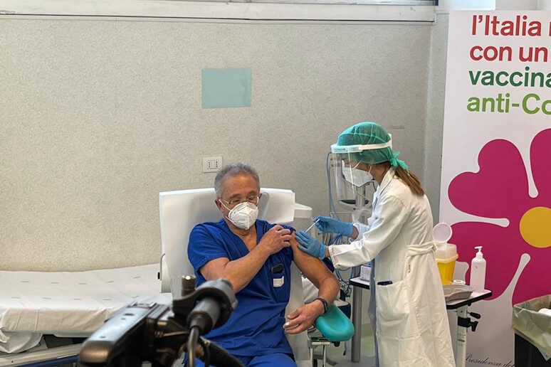 Vax Day: primo vaccinato a Cagliari, medico 71 anni - RIPRODUZIONE RISERVATA