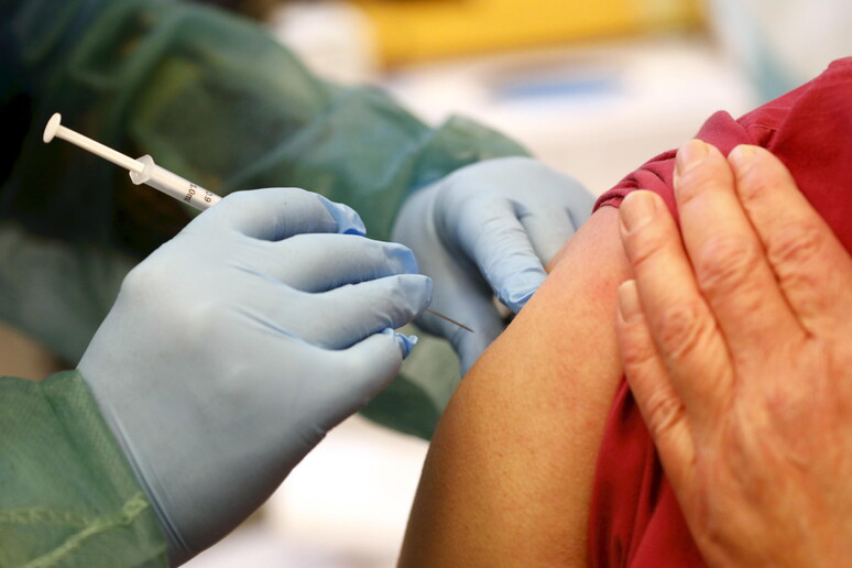 Somministrazione del vaccino © ANSA/EPA