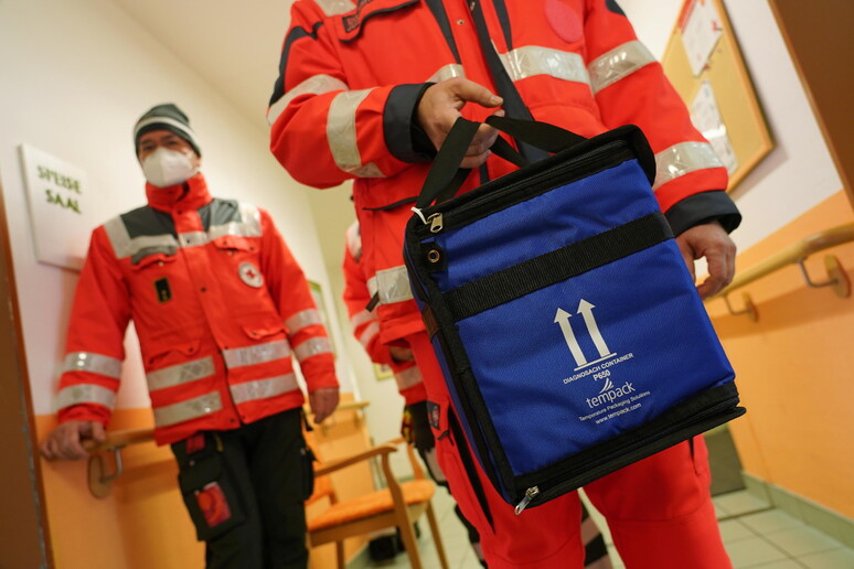 Operatori della Croce Rossa tedesca © ANSA/EPA