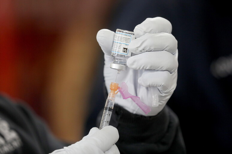 Una fiala del vaccino anti-Covid di Moderna © ANSA/EPA
