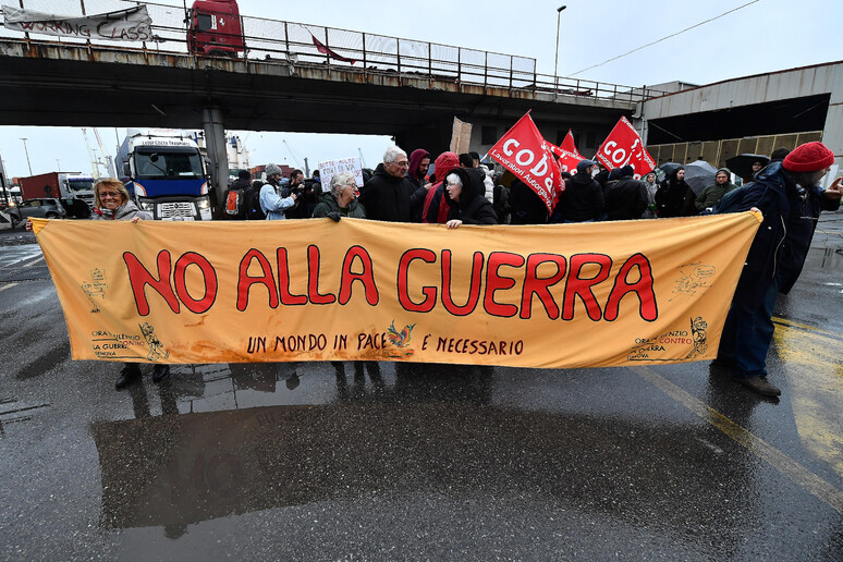 Nave delle armi, protesta nel porto di Genova - RIPRODUZIONE RISERVATA